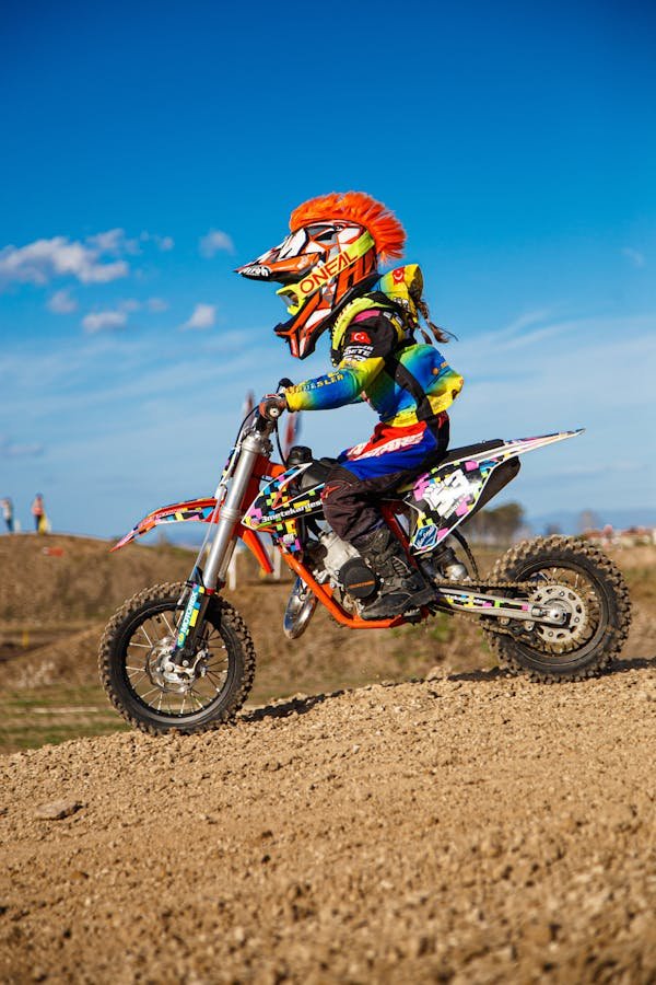 L'importance d'un casque de moto cross pour votre enfant